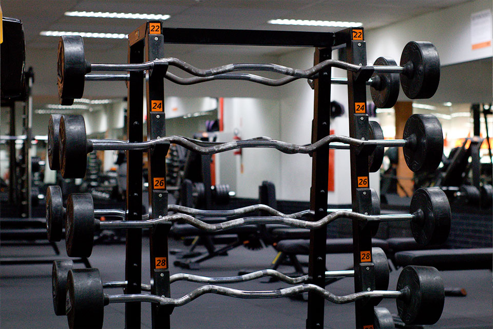 Diversas barras com pesos na academia MFC em Balneário Camboriú