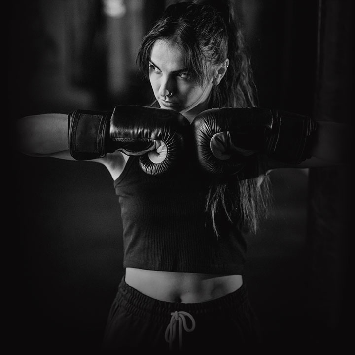 Mulher treinando na aula de boxe na academia MFC em Balneário Camboriú