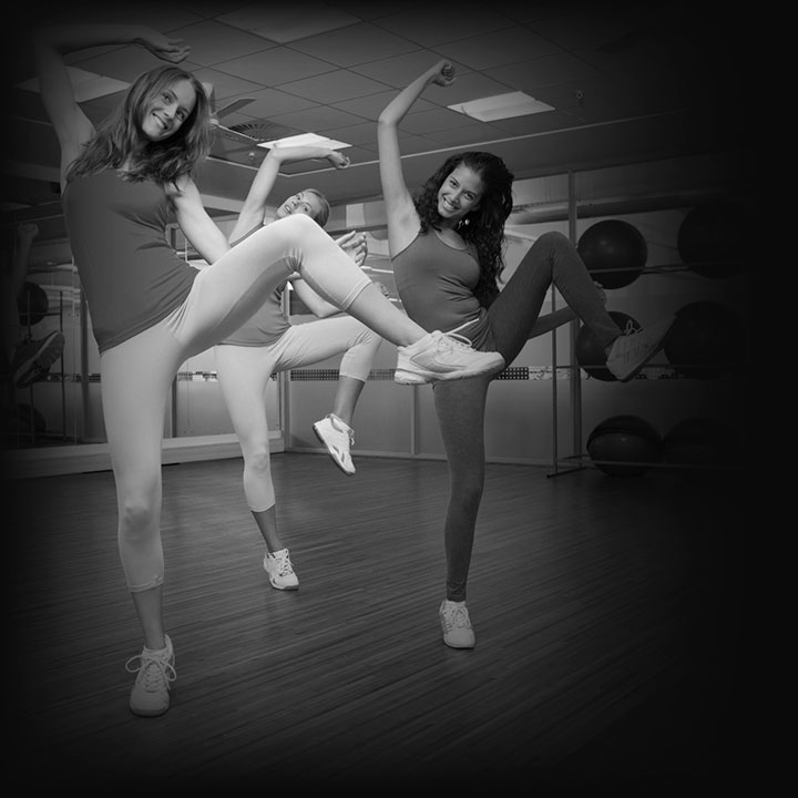 Mulheres na aula de Fit Dance na academia MFC em Balneário Camboriú
