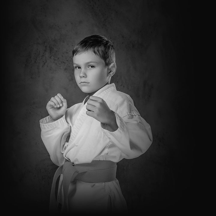 Garoto com kimono treinando Jiu Jitsu infantil na academia MFC em Balneário Camboriú