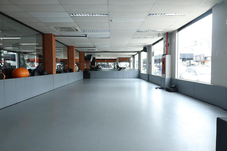 Espaço com tatame equipado para aulas e funcional na academia MFC em Balneário Camboriú